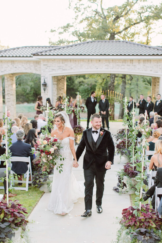 Spring Planning Tips For Your DFW Wedding Venue, outdoor wedding ceremony with green gardens, fountain and waterfront views near Fort Worth