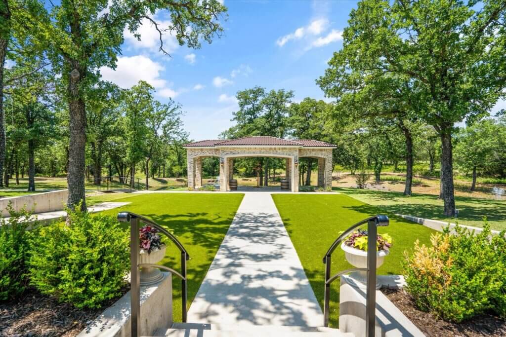Secret garden ceremony space at La Bella Luna wedding venue in Texas.