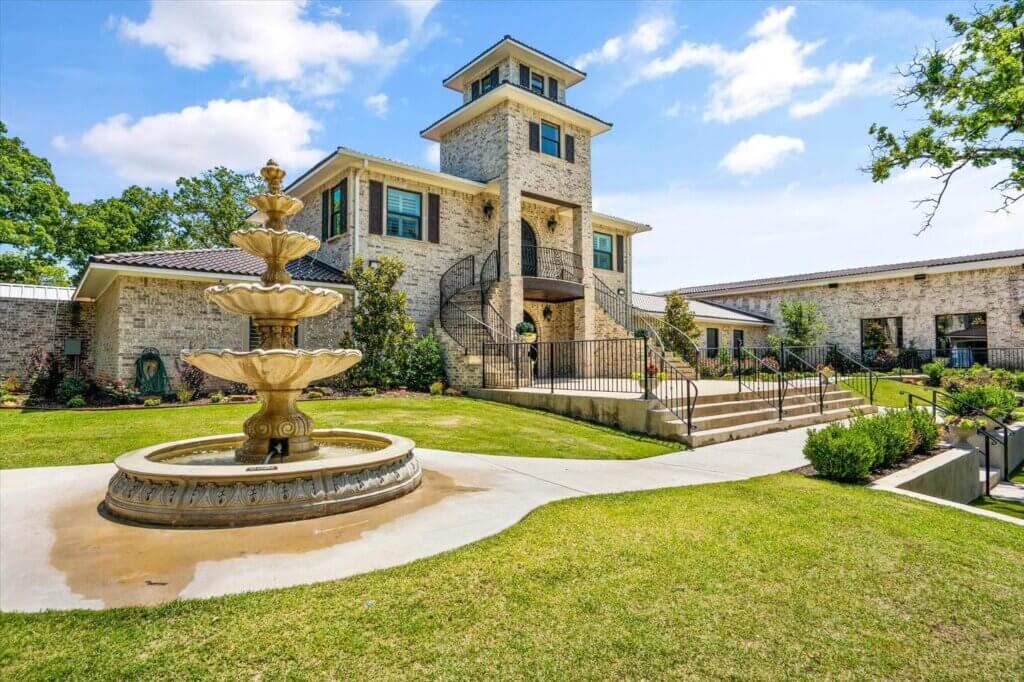 European style wedding venue with outdoor wedding ceremony and indoor receptions near Fort Worth