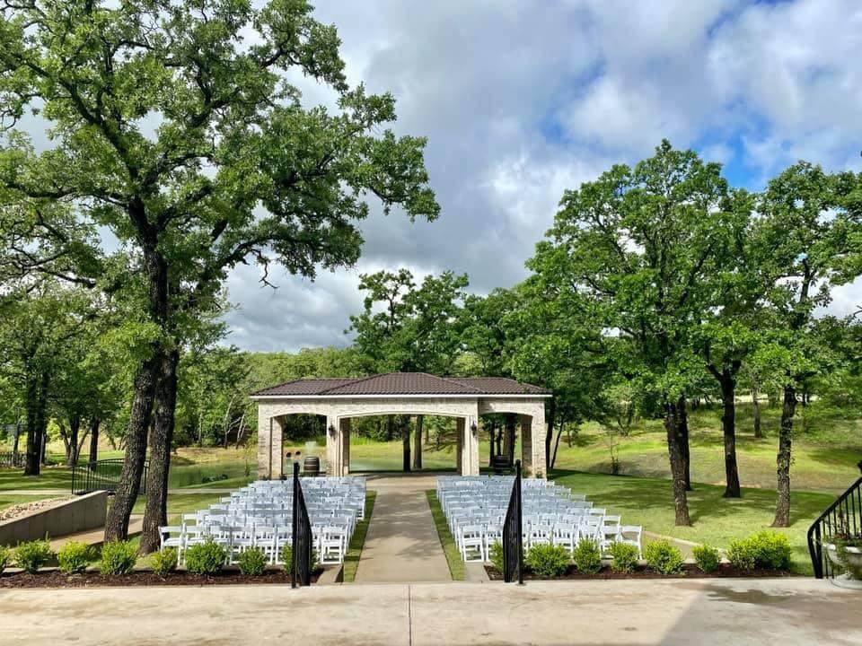 Affordable luxury wedding venue near Fort Worth with 300 person guest capacity, outdoor garden ceremony, 